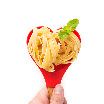 포토 JPG 해외이미지 손 파스타 실내 들기 신체부위 주걱 파스타면 탈리아텔레 해외202009 해외포토 모션 주방용품 서양음식 사람 내부 면류 파일형식