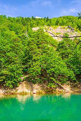 포토 JPG 해외이미지 나무 구름 공원 도로 호수 여행 잎 곡선 자연 하늘 산 국립공원 풍경 사람없음 야외 목재 초록색 물 여름 파란색 빛 반사 계곡 나뭇가지 숲 크리스탈 에메랄드 파운드 루마니아 내추럴 전국 터키석 해외202009 해외포토 자연요소 식물 계절 공공시설 유럽 길 선 컬러 돈 재료 교통시설 광석 보석 생태계 파일형식