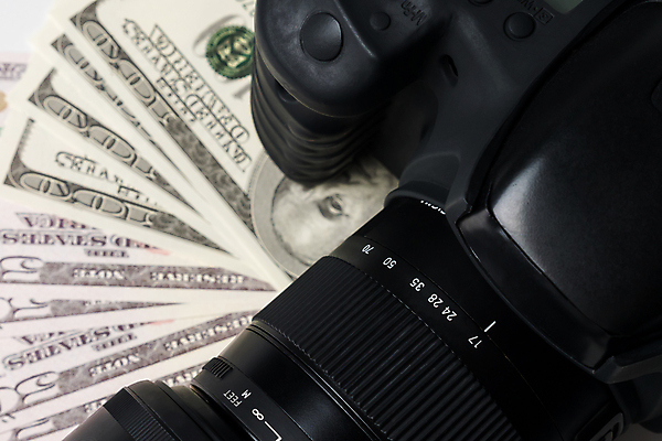 포토 JPG 해외이미지 직업 라이프스타일 컨셉 지폐 돈 비즈니스 탁자 성공 사람없음 금융 경제 카메라 달러 디지털 사진촬영 장비 업무 닫기 사진사 오브젝트 투자 상업 전자 셔터 계산서 수입 프리랜서 광학 해외202009 해외포토 가구 모션 생활 전자제품 촬영 작업 재산 작가 파일형식