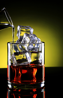 포토 JPG 해외이미지 음료 유리 주류 사람없음 반사 얼음 추위 액체 붓기 위스키 해외202009 해외포토 자연요소 모션 재질 파일형식