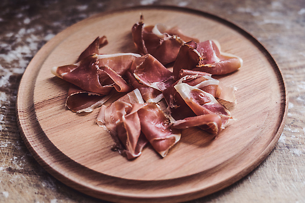 포토 JPG 해외이미지 전통 음식 조각 백그라운드 재료 부분 치즈 건강 육류 돼지고기 요리 사람없음 목재 빨간색 초록색 식당 식사 저녁식사 이탈리아 시골 파마 스페인 아침식사 애피타이저 먹기 유기농 올리브 햄 베이컨 로즈메리 훈제 살라미 스페인어 식품점 치유 타파스 맛있는 프로슈토 해외202009 해외포토 나무 헤어스타일 웰빙 열매 유럽 컬러 식재료 모션 유제품 상점 허브 파일형식