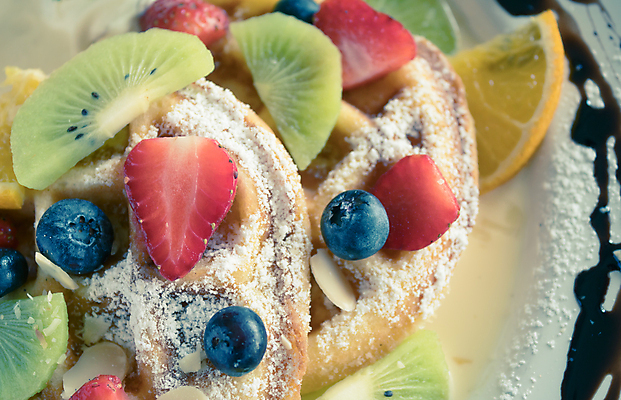 포토 JPG 해외이미지 음식 빵 과일 재료 딸기 아이스크림 디저트 파슬리 건강 사탕 키위 요리 사람없음 초콜릿 얼음 검은색 빵집 흰색 맛 아침식사 설탕 레몬 블루베리 시럽 와플 슈가파우더 페스츄리 핸드메이드 맛있는 해외202009 해외포토 자연요소 컬러 컨셉 채소 상점 식사 파일형식