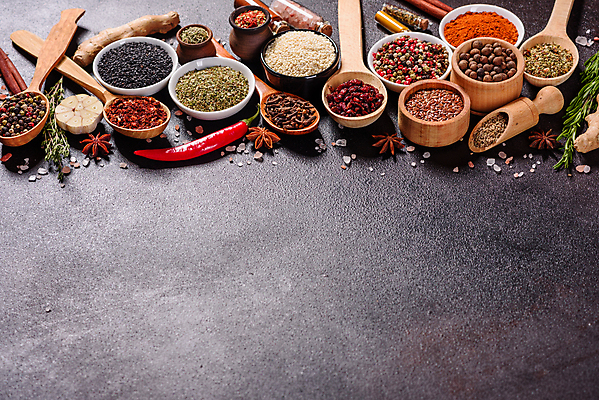 포토 JPG 해외이미지 잎 재료 탁자 사람없음 숟가락 양념 조미료 고수 가루 허브 소금 후추 카레 생강 바질 로즈메리 시나몬 강황 해외202009 해외포토 식물 음식 가구 채소 식재료 수저 향신료 향미료 파일형식