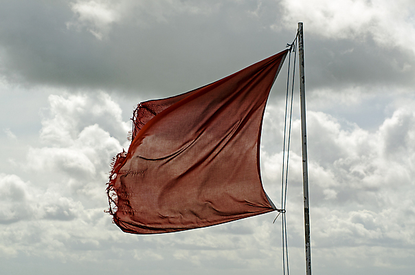 포토 JPG 해외이미지 하늘 경고 사람없음 야외 빨간색 깃발 위험 군용 육군 봉 흐림 해외202009 해외포토 컬러 컨셉 날씨 군대 파일형식