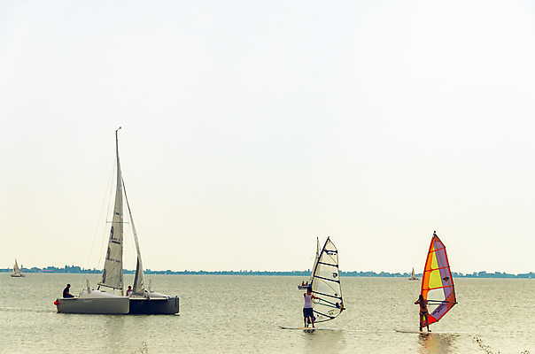 포토 JPG 해외이미지 호수 여행 2 바람 휴가 항해 사람 사람없음 물 점 보트 오스트리아 해외202009 해외포토 자연요소 유럽 배_교통 날씨 파일형식