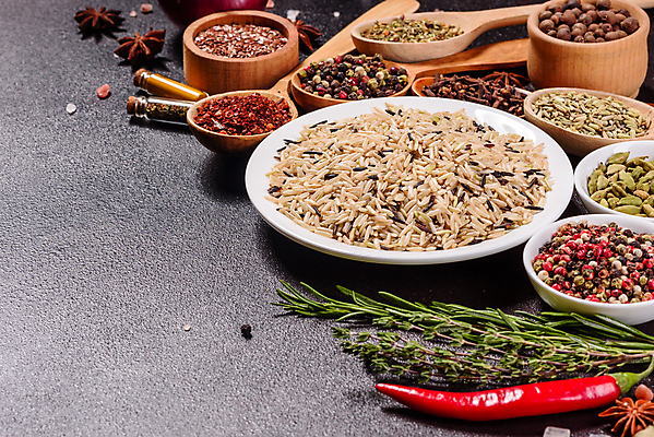 포토 JPG 해외이미지 잎 재료 탁자 사람없음 숟가락 양념 조미료 고수 가루 허브 소금 후추 카레 생강 바질 로즈메리 시나몬 강황 해외202009 해외포토 식물 음식 가구 채소 식재료 수저 향신료 향미료 파일형식