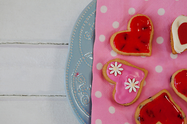 포토 JPG 해외이미지 접시 분홍색 디저트 발렌타인데이 사랑 근접촬영 사람없음 쿠키 하트 달콤 해외202009 해외포토 모양 식기 감정 음식 뷰포인트 컬러 데이이벤트 맛 파일형식