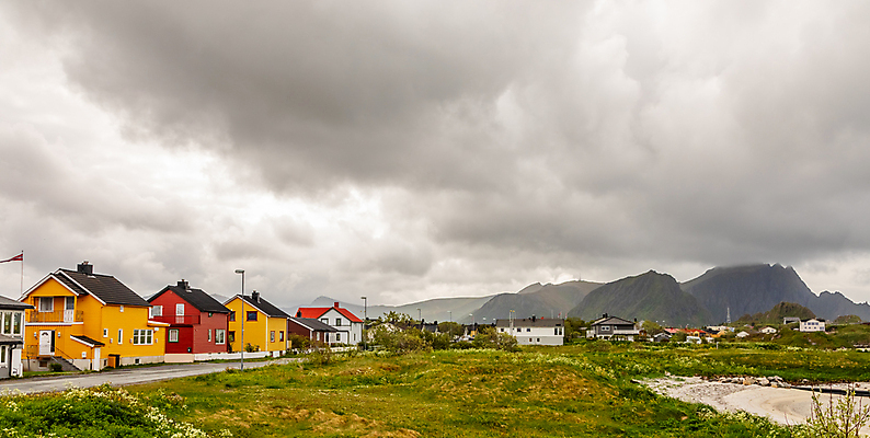 포토 JPG 해외이미지 구름 도로 섬 여행 낚시 산 거리 주택 노르웨이 협상 사람없음 야외 목재 빨간색 여름 컬러풀 노란색 마을 시골 도시 북극 시골집 지역 북쪽 타운 스칸디나비아 해외202009 해외포토 자연요소 나무 계절 유럽 길 컬러 비즈니스 재료 교통시설 레저 건물 극지방 방향 파일형식