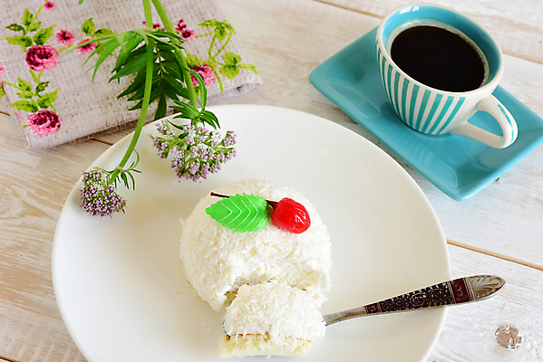 포토 JPG 해외이미지 열매 꽃 커피 티타임 사람없음 케이크 달콤 커피잔 티스푼 천 코코넛 해외202009 해외포토 식물 음료 과일 휴식 디저트 잔 숟가락 직물 맛 파일형식