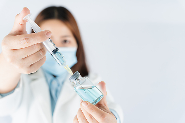 포토 JPG 해외이미지 응시 여자 주사기 마스크 한명 들기 상반신 성인 앞모습 의사 흰배경 주사약 백신 성인여자한명만 코로나바이러스 해외202009 델타변이바이러스 해외포토 1 시선 뷰포인트 백그라운드 의학 의료기기 모션 사람 약 의료진 흰색 바이러스 여자한명만 성인여자만 파일형식