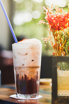 포토 JPG 해외이미지 꽃 커피 음료 음식 백그라운드 유리 탁자 디저트 사람없음 컵 여름 갈색 식당 초콜릿 얼음 카페 우유 에너지 추위 흰색 신선 칵테일 액체 달콤 맛 시원함 설탕 크림 오브젝트 상쾌 부드러움 시럽 코코아 밀짚 쉐이크 떨림 라떼 모카 맛있는 해외202009 얼림 해외포토 자연요소 식물 식기 계절 감정 컬러 가구 컨셉 모션 재질 유제품 주류 상점 감각 짚 파일형식