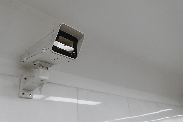 포토 JPG 해외이미지 응시 백그라운드 실내 안전 사람없음 내부 옆모습 카메라 디지털 모니터 장비 흰색 관찰 도시 전철 보호 천장 보안 심플 전자 감시 시스템 동영상 사생활 스파이 제어 카피스페이스 해외202009 해외포토 시선 육상교통 뷰포인트 컬러 컨셉 모션 대중교통 전자제품 컴퓨터 공백 파일형식