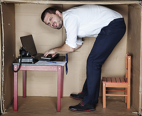 포토 JPG 해외이미지 전신 백인 남자 의자 탁자 한명 성인 옆모습 노트북 상자 사무실 업무 비즈니스맨 전화기 갇힘 답답함 성인남자한명만 해외202009 해외포토 서양인 1 뷰포인트 가구 비즈니스 모션 사람 전자제품 작업 직장인 감각 남자한명만 성인남자만 파일형식