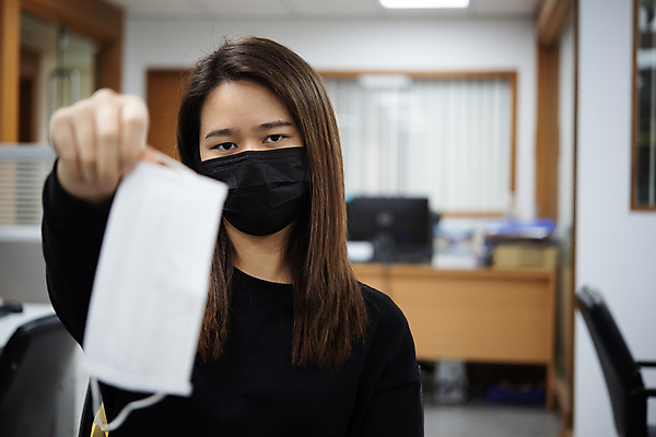 포토 JPG 해외이미지 여자 얼굴 실내 건강 마스크 한명 들기 안전 사람 동양인 상반신 성인 앞모습 아웃포커스 사무실 환자 성인여자한명만 코로나바이러스 포스트코로나 해외202009 델타변이바이러스 위드코로나 해외포토 1 뷰포인트 비즈니스 의학 모션 촬영기법 인종 내부 신체부위 바이러스 사회이슈 여자한명만 성인여자만 파일형식