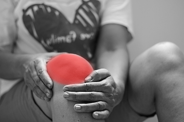 포토 JPG 해외이미지 전신 여자 노년 근육 흑백 한명 앉기 앞모습 고통 하반신 잡기 무릎 무릎통증 노인여자한명만 강조 해외202009 해외포토 1 감정 뷰포인트 모션 촬영기법 사람 성인 신체부위 여자한명만 노인여자만 파일형식