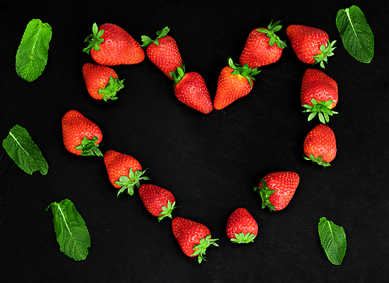 포토 JPG 해외이미지 잎 딸기 검은배경 사람없음 하트 해외202009 해외포토 모양 식물 백그라운드 과일 검은색 파일형식