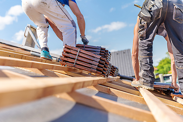 포토 JPG 해외이미지 직업 전통 손 남자 건축양식 하늘 지붕 노동자 새로움 주택 부츠 사람없음 야외 건물 목재 옆모습 업무 도자기 재산 수리 보호 정상 옥상 타일 고정 몸통 DIY 건축업자 계약자 업그레이드 줄서기 해외202009 해외포토 나무 건축물 건축 뷰포인트 신발 컨셉 재료 모션 사람 취미 신체부위 금융 작업 계약 파일형식