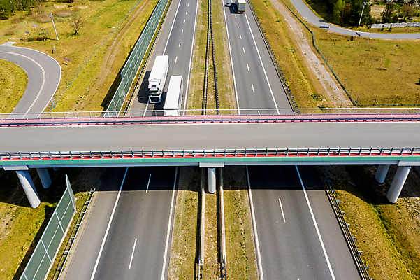 포토 JPG 해외이미지 산업 도로 여행 비즈니스 교통시설 자동차 아침 산 거리 안테나 안전 사람없음 태양 일출 일몰 운전 트럭 화물 고속도로 황금 저녁 컨테이너 속도 상업 바쁨 트레일러 물류 드론 자동 콘크리트 해외202009 해외포토 주간 자연요소 길 육상교통 교통 통신 모션 노을 운송업 야간 시설 파일형식