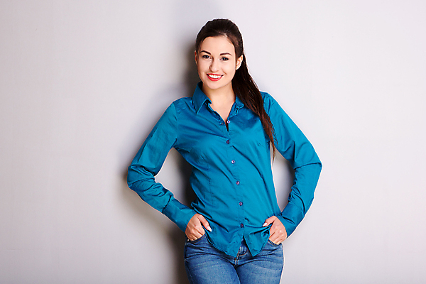 포토 JPG 해외이미지 백인 모델 1 라이프스타일 응시 여자 행복 얼굴 벽 포즈 백그라운드 한명 미소 사람 성인 유행 우주 회색 흰색 자신감 시원함 긍정 스타일 해외202009 해외포토 서양인 시선 감정 컬러 컨셉 표정 생활 신체부위 파일형식