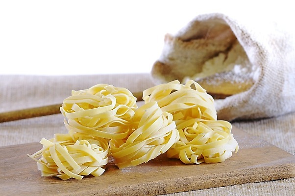 포토 JPG 해외이미지 빵 파스타 실내 근접촬영 사람없음 나무도마 파스타면 탈리아텔레 해외202009 해외포토 음식 뷰포인트 도마 서양음식 내부 목재 면류 파일형식