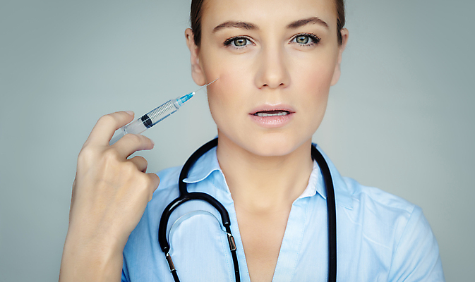 포토 JPG 해외이미지 여자 얼굴 건강 병원 주사기 한명 사람 치료 뷰티 약 유행 의사 주름 미용사 피부 입술 주사약 외과 테라피 순서 고립 돌봄 조작 해외202009 해외포토 직업 1 의학 의료기기 모션 신체부위 의료진 파일형식