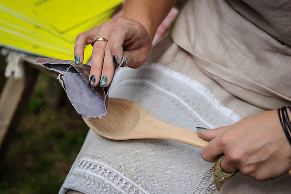 포토 JPG 해외이미지 전통 손 디자인 조각 컨셉 패턴 관리 미술 사람 사람없음 목재 장식 갈색 숟가락 장비 수확 흰색 도구 공구 업무 닫기 공예 목수 복고 만들기 목공예 장인 주인 라트비아 리가 방법 솜씨 옛날 전국 조작 핸드메이드 해외202009 해외포토 나무 직업 컬러 무늬 농업 재료 모션 문화예술 수저 북유럽 취미 신체부위 작업 파일형식