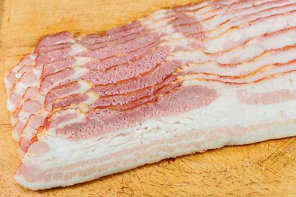 포토 JPG 해외이미지 음식 도마 돼지고기 요리 사람없음 목재 식사 신선 돼지 자르기 묘사 질감 햄 날것 슬라이스 베이컨 훈제 해외202009 해외포토 나무 재료 포유류 모션 주방용품 육류 파일형식