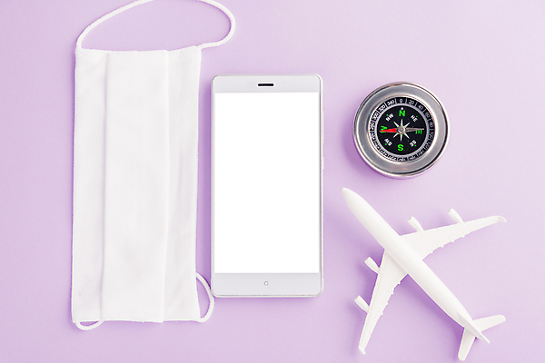 포토 JPG 해외이미지 여행 비행기 마스크 사람없음 스마트폰 보라색 나침반 오브젝트 목업 해외202009 해외포토 컬러 항공교통 대중교통 핸드폰 스마트기기 파일형식
