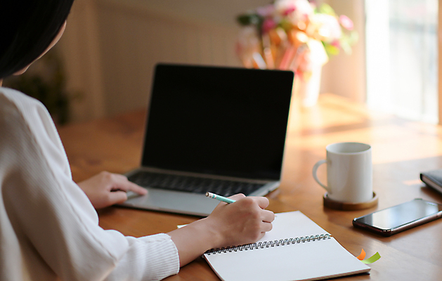 포토 JPG 해외이미지 여자 비즈니스 실내 한명 앉기 성인 뒷모습 노트북 스마트폰 업무 책상 프리랜서 성인여자한명만 해외202009 해외포토 직업 1 뷰포인트 가구 모션 사람 내부 전자제품 핸드폰 스마트기기 작업 여자한명만 성인여자만 파일형식