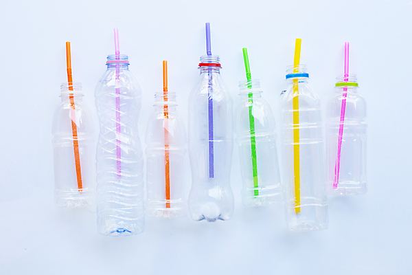 포토 JPG 해외이미지 빨대 사람없음 일회용 플라스틱 오브젝트 흰배경 페트병 해외202009 해외포토 백그라운드 재질 흰색 병_담는 파일형식