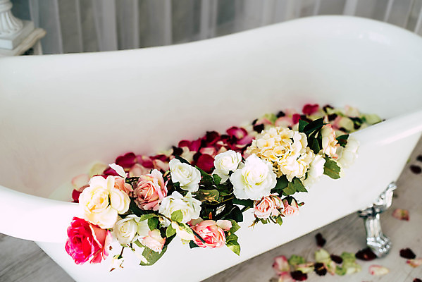 포토 JPG 해외이미지 디자인 얼굴 가구 백그라운드 휴식 새로움 주택 실내 미술 사람없음 장식 파란색 빛 장미 검은색 축제 어둠 화장품 우유 욕실 흰색 클래식 고급 씻기 세대 결백 엘리먼트 위생관리 천진난만 국경 해외202009 해외포토 꽃 컬러 생활용품 컨셉 문화예술 유제품 관리 내부 건물 신체부위 뷰티 청결 파일형식