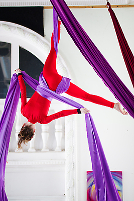 포토 JPG 해외이미지 직업 옷 여자 스포츠 신체 실내 안테나 매달리기 건강 미술 사람없음 공중 운동 스트레칭 힘 연주자 장비 춤 우아함 서커스 실크 유연 연습 체조 곡예사 해외202009 해외포토 컨셉 통신 모션 문화예술 사람 내부 음악가 직물 파일형식