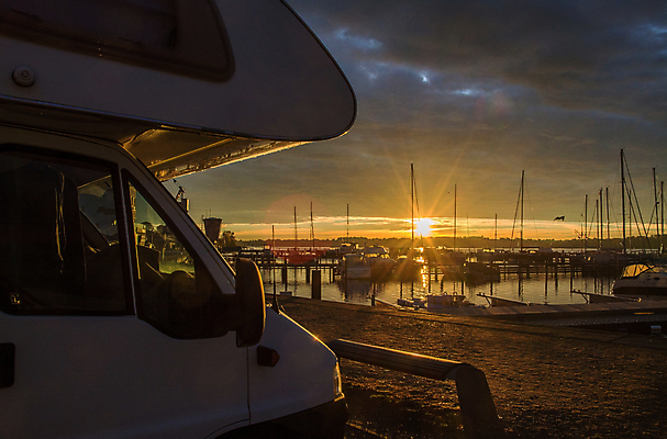 포토 JPG 해외이미지 아침 모바일 휴가 독일 사람없음 마을 일출 항구 캠핑 가을 도시 만 11월 승합차 타운 해외202009 해외포토 주간 계절 유럽 교통시설 승용차 레저 노을 날짜 파일형식
