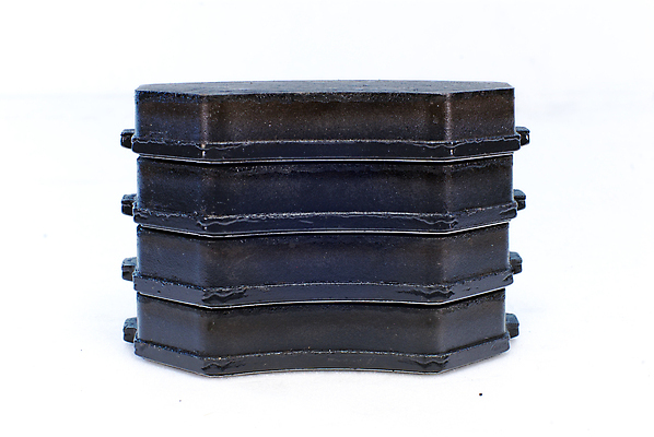 포토 JPG 해외이미지 산업 백그라운드 신발 부분 자동차 새로움 사람없음 금속 흰색 악단 작업실 수리 은색 브레이크 타이어 고정 짐차 정비공 패드 그만 양발 자동 철강 페달 해외202009 해외포토 음악 육상교통 컬러 컨셉 재질 기술자 파일형식