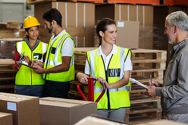 포토 JPG 해외이미지 여자 남자 중년 50대 실내 서기 들기 여러명 상반신 20대 성인 30대 상자 마주보기 잡기 물류창고 해외202009 해외포토 다수 모션 사람 청년 내부 장년 창고 파일형식