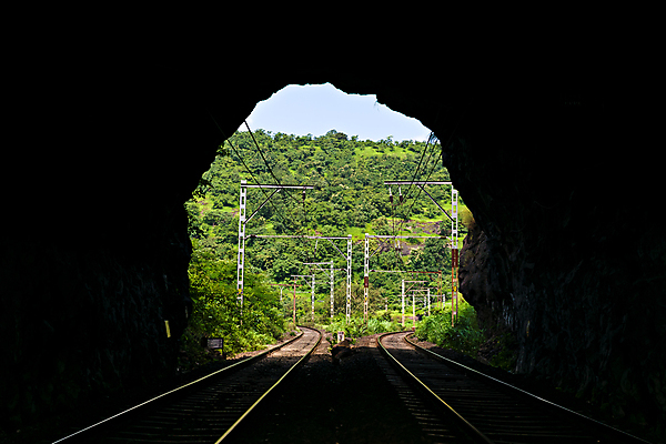 포토 JPG 해외이미지 아시아 도로 선 여행 백그라운드 건축양식 교통시설 모션 자연 산 풍경 사람없음 야외 건물 초록색 여름 빛 계곡 검은색 어둠 기차 바위 구멍 운전사 역사 터널 동굴 숲 속도 내추럴 종료 방법 선로 옛날 콘크리트 해외202009 해외포토 직업 건축물 계절 건축 나라 길 육상교통 컬러 교통 대중교통 돌_바위 시설 생태계 파일형식