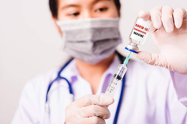 포토 JPG 해외이미지 응시 여자 청진기 태국 병원 주사기 마스크 한명 들기 사람 동양인 상반신 성인 앞모습 의사 잡기 주사약 백신 성인여자한명만 코로나바이러스 해외202009 델타변이바이러스 해외포토 1 시선 아시아 뷰포인트 의학 의료기기 모션 인종 약 의료진 바이러스 여자한명만 성인여자만 파일형식