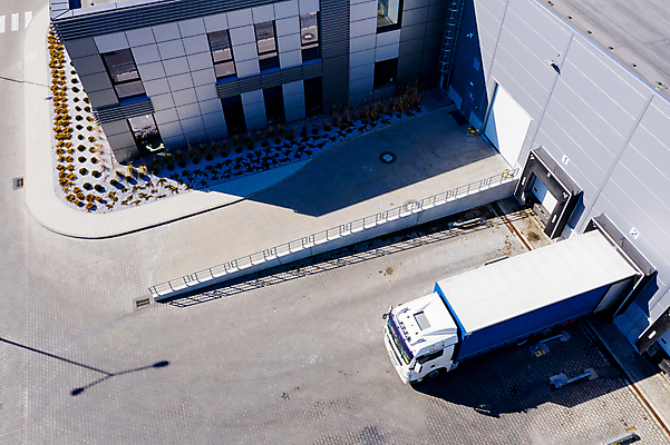 포토 JPG 해외이미지 산업 건축양식 교통시설 독일 경사 사람없음 야외 건물 가로 컬러풀 글로벌비즈니스 황혼 야간 큼 옥상 배송 창고 사인 짐차 물류 빛망울 전송 조감도 해외202009 해외포토 자연요소 건축물 건축 유럽 컬러 교통 비즈니스 자동차 빛 글로벌 일몰 크기 시설 파일형식