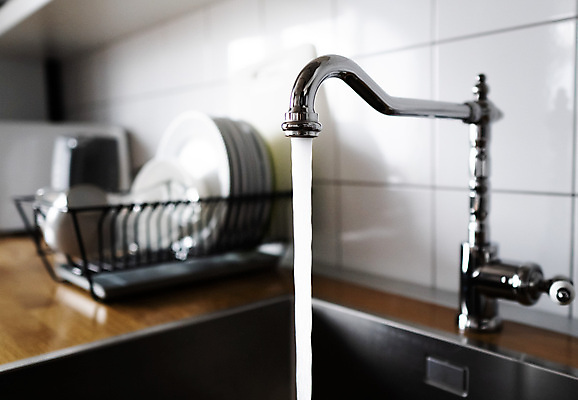 포토 JPG 해외이미지 음료 실내 사람없음 물 달리기 금속 주방 흐름 추위 흰색 오픈 절약 액체 개울 붓기 떨어짐 빨래 시원함 위협 가득함 오브젝트 싱크대 수도꼭지 자원 낭비 스테인레스 재앙 철강 해외202009 해외포토 자연요소 컬러 컨셉 가사 모션 재질 내부 강 개수대 파일형식