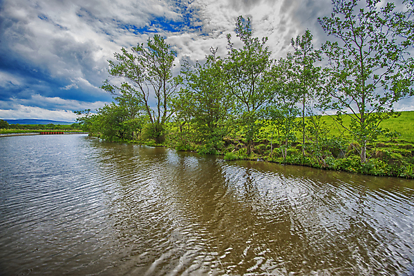 포토 JPG 해외이미지 나무 구름 영어 여행 밭 곡선 자연 하늘 영국 잉글랜드 파노라마 숙이기 풍경 초원 사람없음 야외 초록색 물 강 반사 환경 시골 모서리 수로 운하 흐림 내추럴 해외202009 해외포토 자연요소 식물 문자 유럽 선 컬러 포즈 농업 날씨 촬영기법 생태계 파일형식