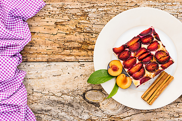 포토 JPG 해외이미지 그릇 접시 음식 조각 잎 과일 탁자 디저트 사람없음 장식 가로 여름 케이크 주방 식당 보라색 카페 빵집 식탁보 가을 시골 축하 생일 달콤 굽기 먹기 향신료 냅킨 레시피 자두 시나몬 핸드메이드 카피스페이스 해외202009 해외포토 식물 식기 계절 기념일 컬러 가구 컨셉 모션 상점 공백 맛 구이 향미료 파일형식