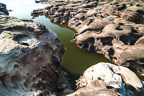 포토 JPG 해외이미지 아시아 여행 오렌지 태국 자연 하늘 산 건조 풍경 사람없음 야외 물 여름 파란색 강 반사 여행객 골짜기 계곡 침묵 놀람 흐름 바위 뜨거움 정상 강가 큼 운하 먼지 깊이 옛날 인기 강조 해외202009 해외포토 자연요소 계절 감정 나라 컬러 컨셉 과일 표정 사람 소리 돌_바위 크기 생태계 파일형식