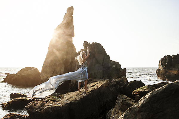 포토 JPG 해외이미지 전신 드레스 바다 여행 모션 휴가 한명 서기 사람 성인 야외 30대 금발 유행 우승 화려 우아함 고독 실크 미녀 단아함 여자한명만 성인여자한명만 성인만 해외202009 관능적 해외포토 1 헤어스타일 옷 감정 컨셉 장년 직물 최고 미인 여자만 성인여자만 파일형식