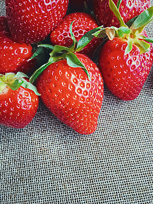 포토 JPG 해외이미지 회색배경 딸기 근접촬영 사람없음 해외202009 해외포토 뷰포인트 백그라운드 과일 회색 파일형식