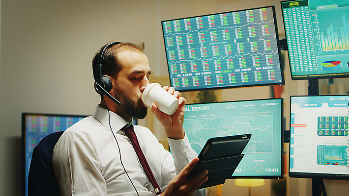 포토 JPG 해외이미지 백인 남자 커피 그래프 실내 한명 들기 상반신 성인 옆모습 컴퓨터 태블릿 사무실 모니터 마시기 업무 비즈니스맨 주식 성인남자한명만 해외202009 해외포토 서양인 1 음료 뷰포인트 비즈니스 모션 사람 내부 금융 전자제품 스마트기기 작업 직장인 남자한명만 성인남자만 파일형식