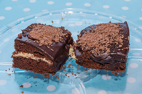 포토 JPG 해외이미지 디자인 음식 조각 백그라운드 부분 디저트 요리 사람없음 갈색 케이크 초콜릿 어둠 빵집 흰색 축하 달콤 맛 먹기 브라우니 페스츄리 핸드메이드 맛있는 해외202009 해외포토 빵 컬러 컨셉 모션 상점 파일형식