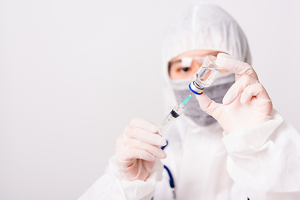 포토 JPG 해외이미지 응시 여자 고글 주사기 마스크 한명 들기 사람 동양인 성인 앞모습 의사 잡기 흰배경 주사약 백신 성인여자한명만 코로나바이러스 방호복 해외202009 델타변이바이러스 해외포토 1 시선 옷 뷰포인트 백그라운드 의학 의료기기 모션 인종 약 의료진 흰색 바이러스 여자한명만 성인여자만 파일형식