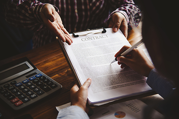 포토 JPG 해외이미지 직업 손 종이 컨셉 비즈니스 성공 협력 노동자 직장 협상 사람 사람없음 금융 사무실 펜 거래 흰색 기록 업무 종업원 고객 책상 계약 사인 경영자 서식 문서 서명 보험 변호사 대출 경영 고용 동의 콜라보레이션 해외202009 해외포토 컬러 가구 회사 신체부위 경제 필기구 구직 작업 리더 채용 파일형식