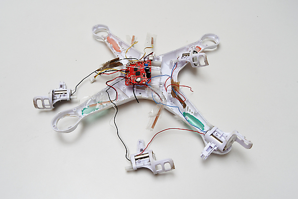 포토 JPG 해외이미지 모션 하늘 비행기 안테나 안전 사람없음 카메라 디지털 촬영 손상 흰색 도시 재산 헬리콥터 떨어짐 보호 파일럿 사건 항공 예방 보안 감시 동영상 발견 혁명 깨짐 스파이 제어 해외202009 해외포토 직업 컬러 컨셉 통신 항공교통 대중교통 금융 전자제품 파일형식