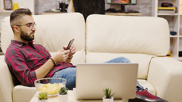 포토 JPG 해외이미지 남자 한명 들기 앉기 성인 옆모습 노트북 스마트폰 컴퓨터 소파 프리랜서 성인남자한명만 안경낌 해외202009 해외포토 직업 1 안경 뷰포인트 의자 모션 사람 전자제품 핸드폰 스마트기기 남자한명만 성인남자만 파일형식